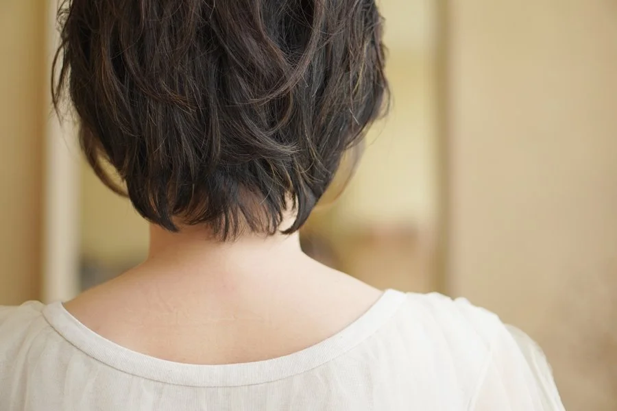 髪が変わると気持ちも変わる。くせ・うねりを活かす50代のショートヘア